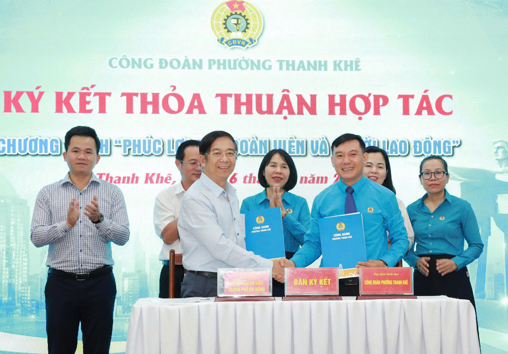 El Sindicato del barrio de Thanh Khê organiza la firma del Programa "Beneficio para los miembros del sindicato" con el Hospital de Dermatología de la ciudad de Đà Nẵng. Foto: Sindicato de Thanh Khê