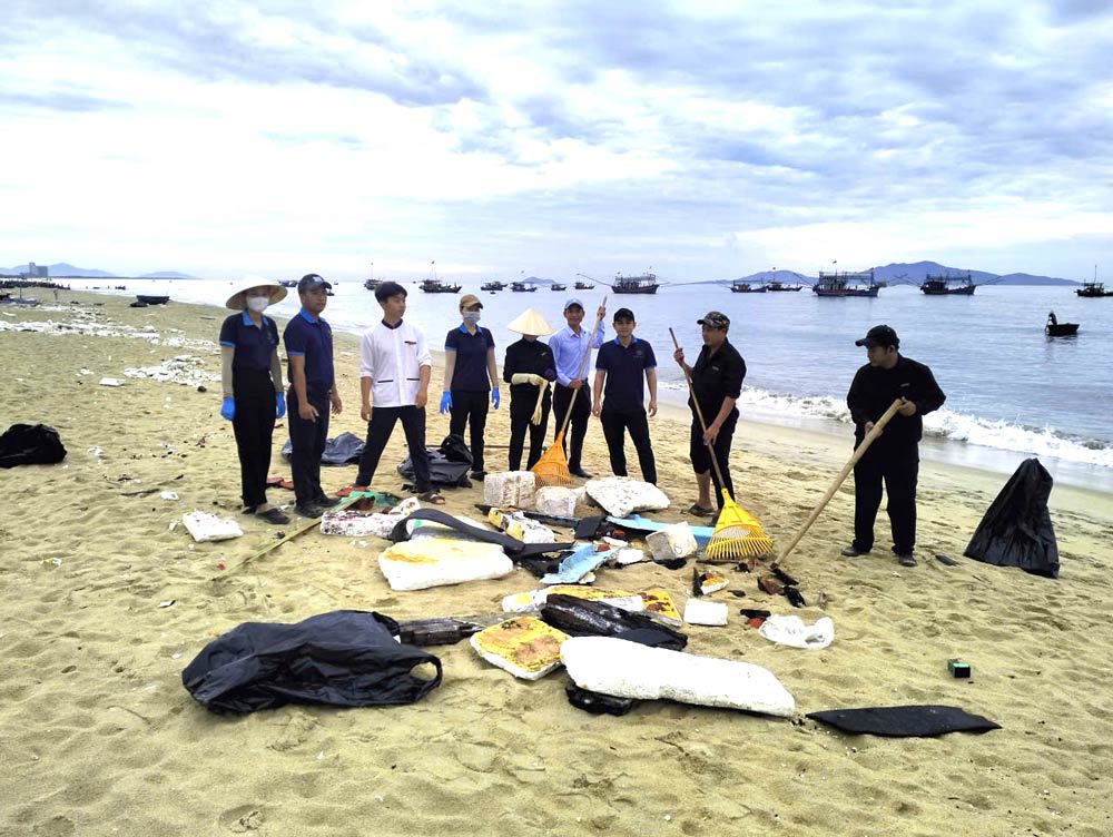 El Sindicato de la comuna de Thăng An, en coordinación con las organizaciones sociopolíticas de la zona, lanzó una campaña para limpiar el medio ambiente en la zona costera local. Foto: Sindicato de Thăng An