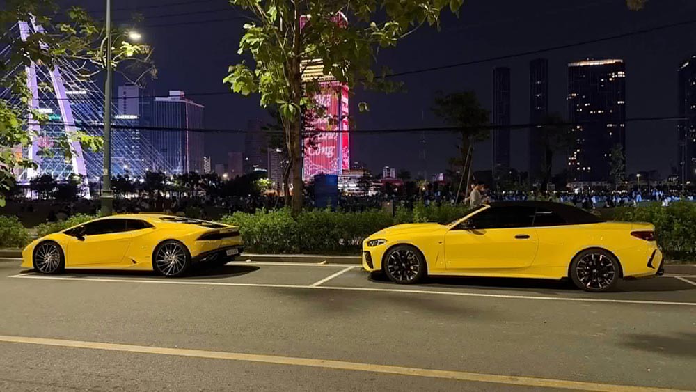 The pair of Lamborghini Huracan LP610-4 and BMW 430i Convertible cars attracted attention when appearing on the streets of Ho Chi Minh City. Photo: Tran Ali