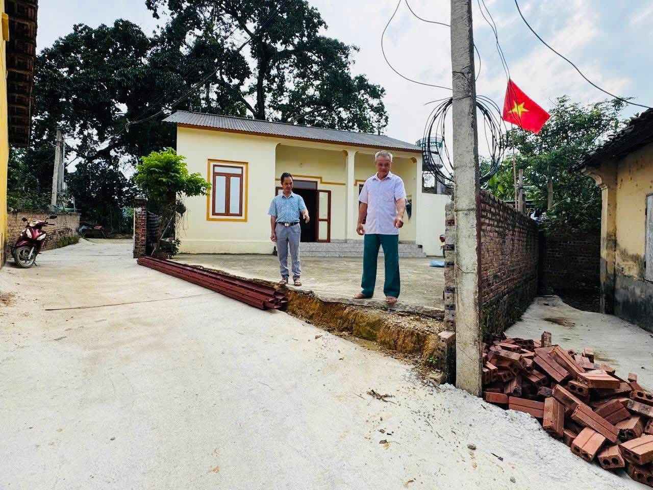 Người dân sẵn sàng hiến hàng trăm mét vuông đất để có cây cầu kết nôi đôi bờ sông. Ảnh: Phạm Hà