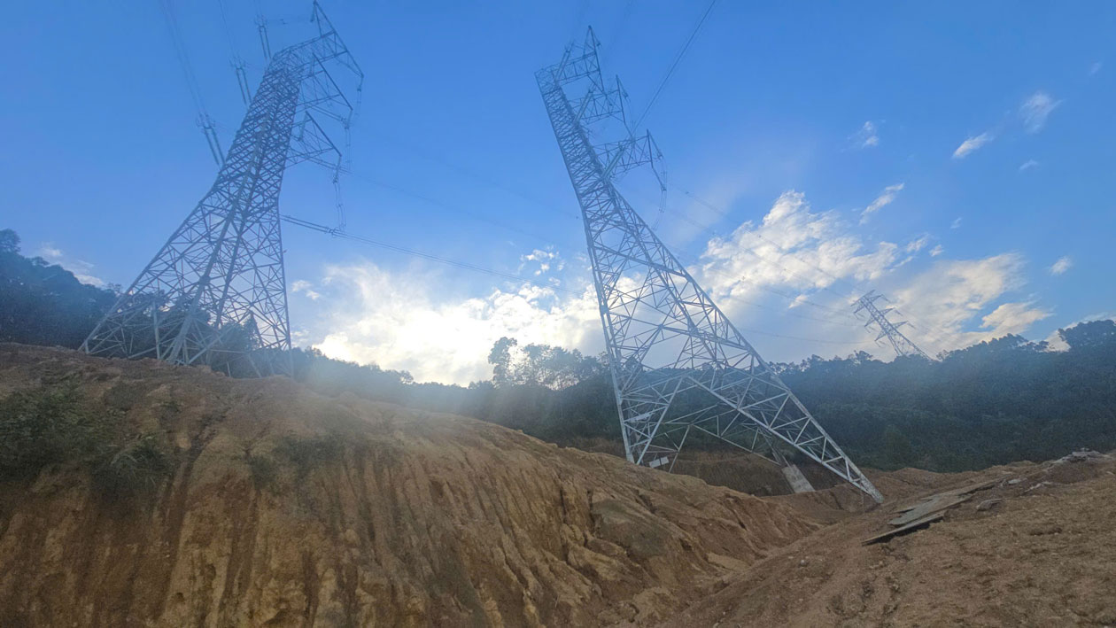 Risk of unsafety at the foot of the 500kV Lao Cai - Vinh Yen power line pole. Photo: Nguyen Phong