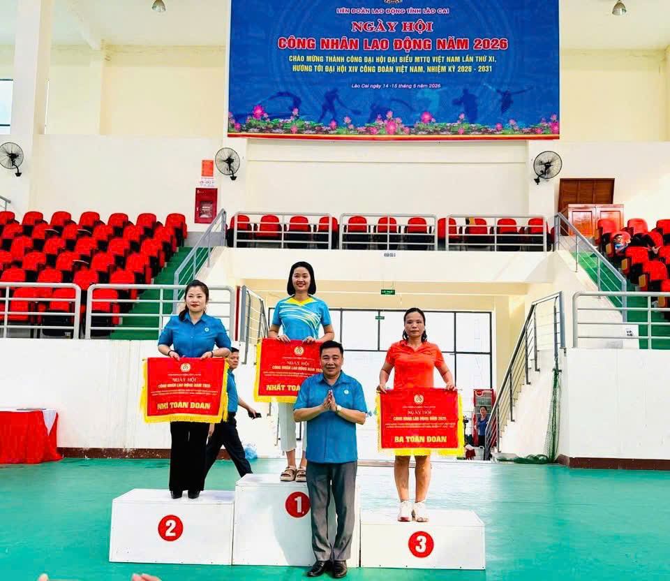 Ban tổ chức trao giải cho đội chiến thắng. Ảnh: Mạnh Hùng