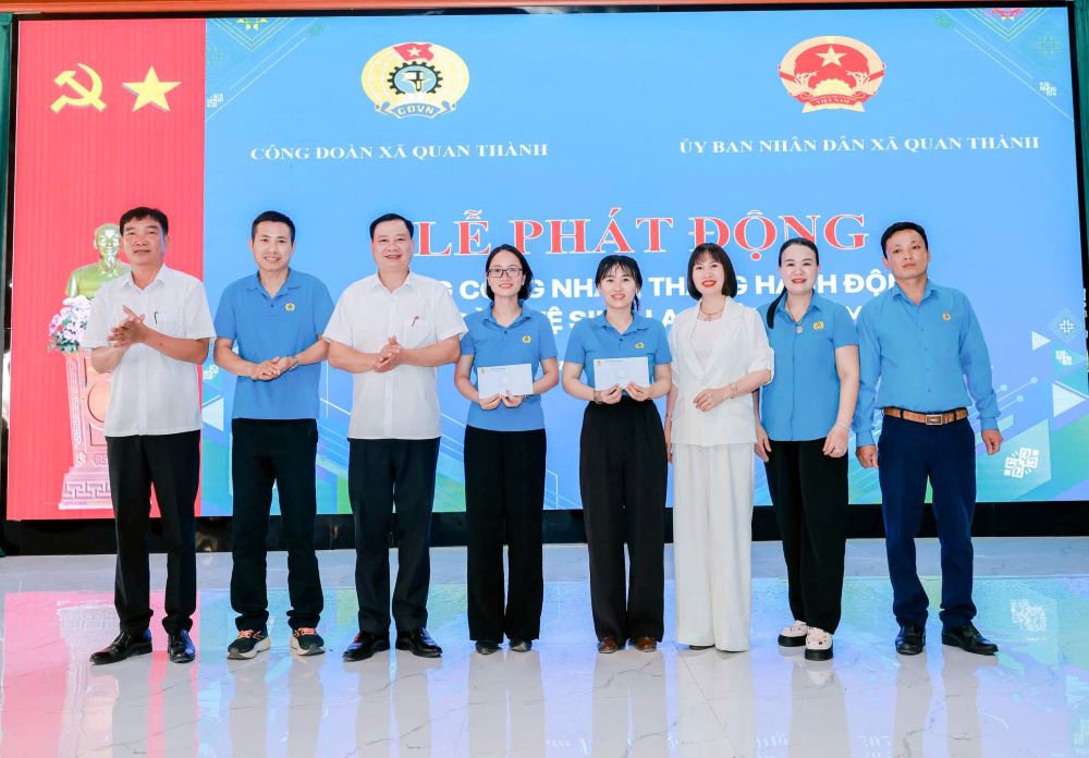 Quan Thanh Commune Trade Union organized a launching ceremony for "Workers' Month" and "Action Month for Occupational Safety and Health", taking care of union members and workers. Photo: Nghe An Trade Union