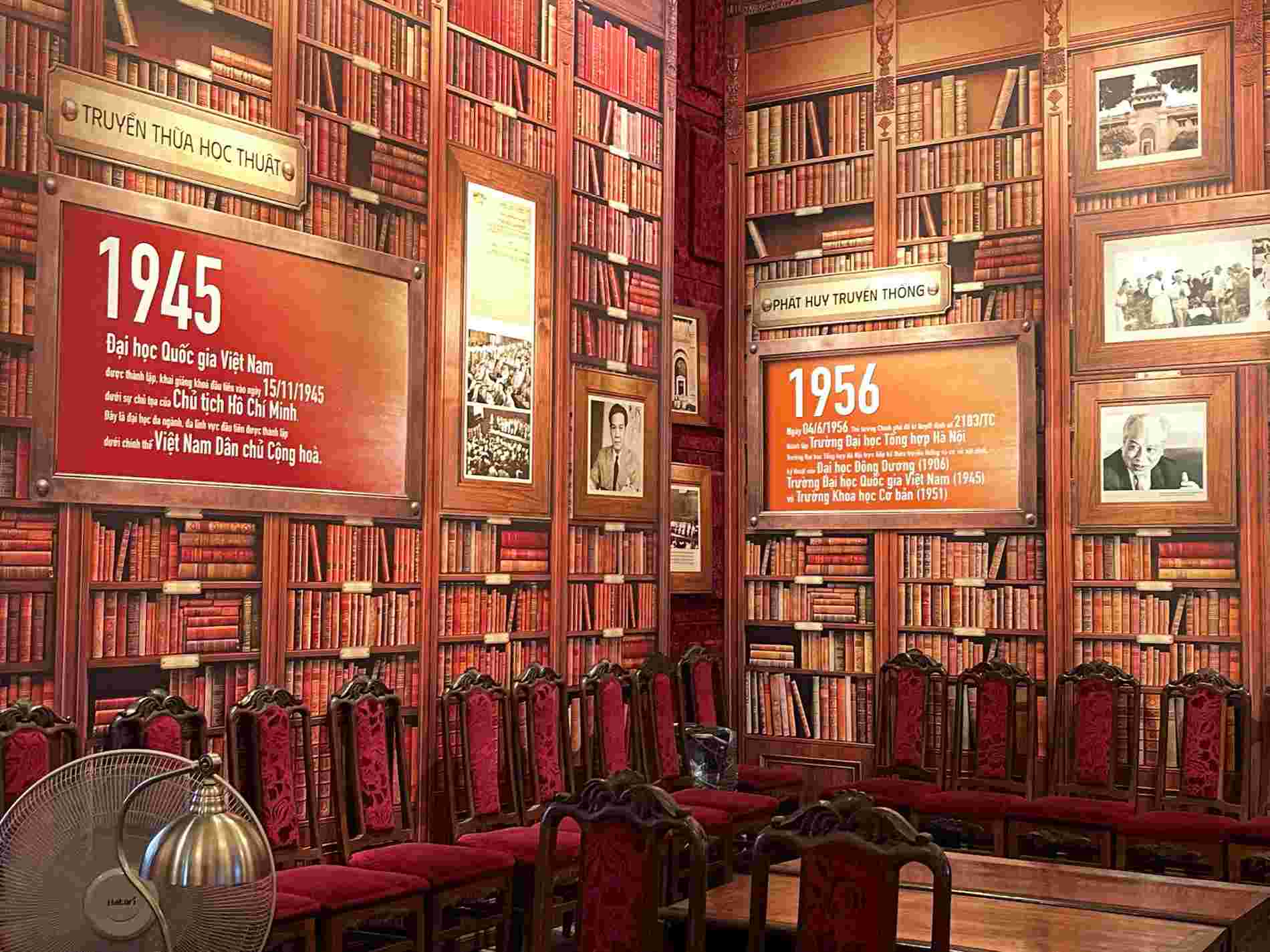 Góc trưng bày ảnh và tư liệu thời gian 1945. Ảnh: Minh Vũ