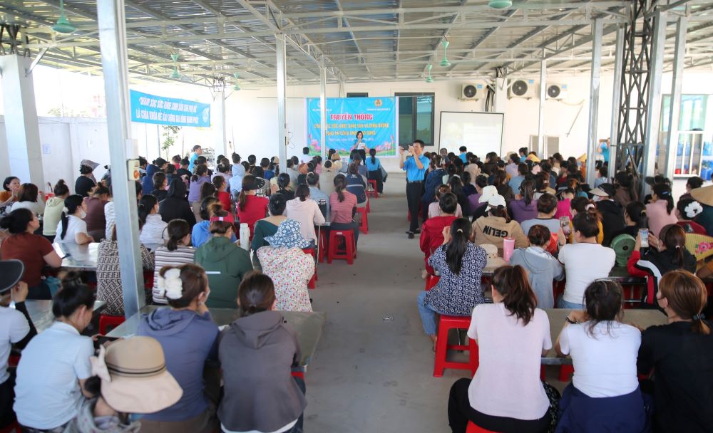 Nghe An Provincial Labor Federation coordinates to organize a communication program on reproductive health and nutrition for female workers at Sumec Vietnam Garment Co., Ltd. Photo: Nghe An Trade Union