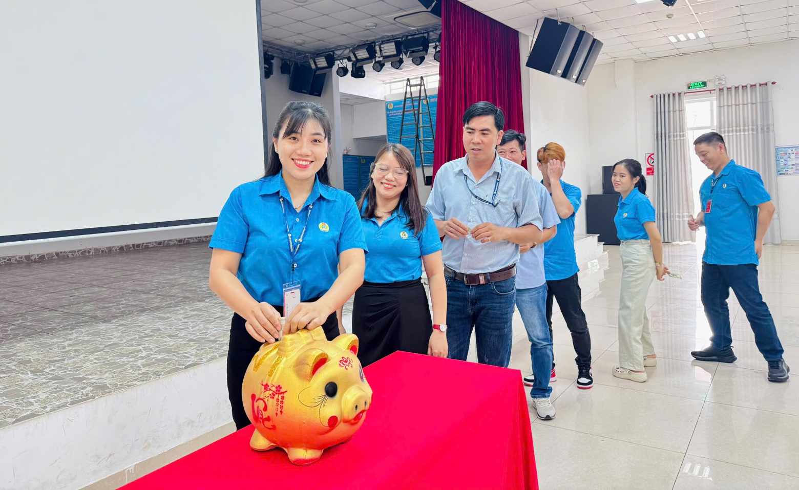 Trade union officials and union members raise piggy banks together to support unfortunate colleagues facing difficulties. Photo: Grassroots Trade Union provided