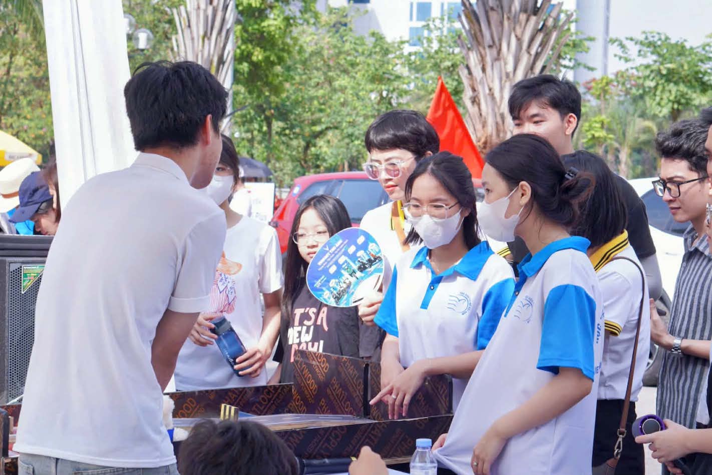 Sinh viên Học viện Phụ nữ Việt Nam tham dự Ngày Chuyển đổi xanh năm 2026. Ảnh: Văn Cương