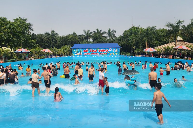 夏休みには、多くの保護者が子供たちに水泳を習わせ、体力を向上させ、生存スキルを磨くのに役立っています。写真:トー・コン