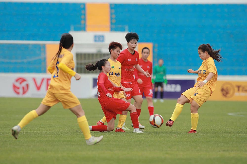 Phong Phu Ha Nam (red jersey) played overwhelmingly and won 4-0 against Hanoi II at the 2026 Women's National Cup. Photo: VFF