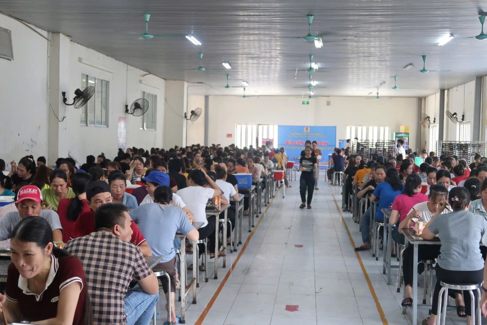 Trade Union Meals" help connect union members and workers at Phong Phu Quang Tri Export Factory. Photo: Quang Tri Trade Union