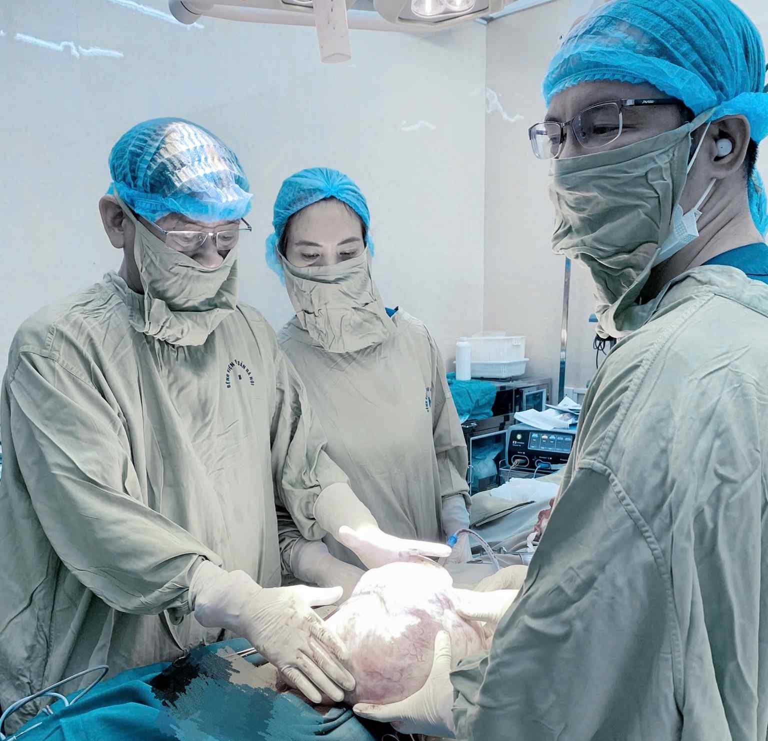 Doctors operate on an 82-year-old woman with an ovarian tumor weighing nearly 8kg. Photo: BVCC