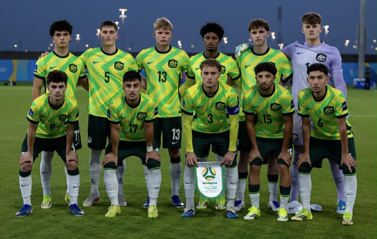 Max Court (hàng trên, ngoài cùng bên trái) trong đội hình ra sân của U17 Australia. Ảnh: LĐBĐ Australia