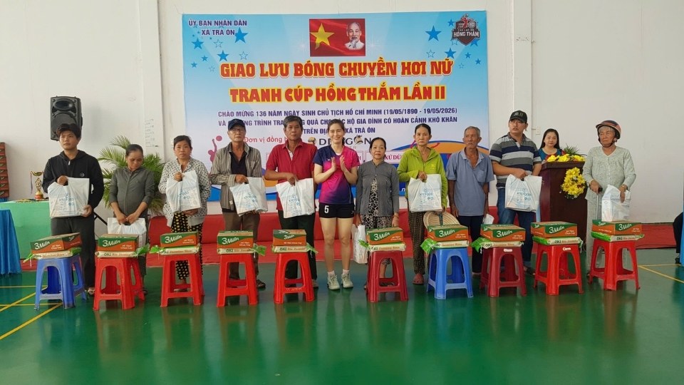 Ban tổ chức trao quà cho các hộ dân có hoàn cảnh khó khăn trên địa bàn xã Trà Ôn. Ảnh: Hoàng Lộc