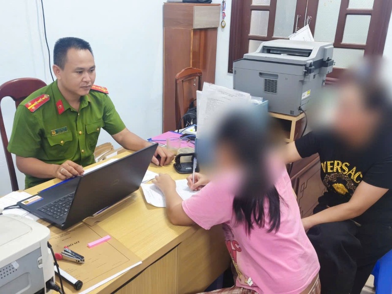 Công an làm việc với phụ huynh và học sinh