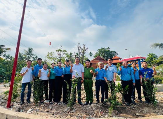 Các đại biểu trồng cây nhớ ơn Bác Hồ. Ảnh: Đình Trọng