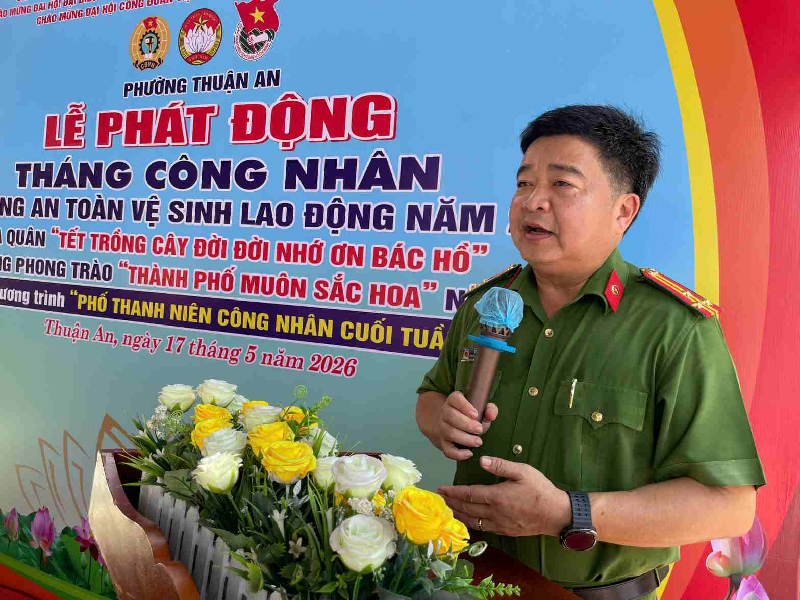 Ông Đỗ Ngọc Ẩn - Trưởng Công an phường Thuận An tuyên truyền phòng chống ma túy cho công nhân lao động tại chương trình. Ảnh: Đình Trọng