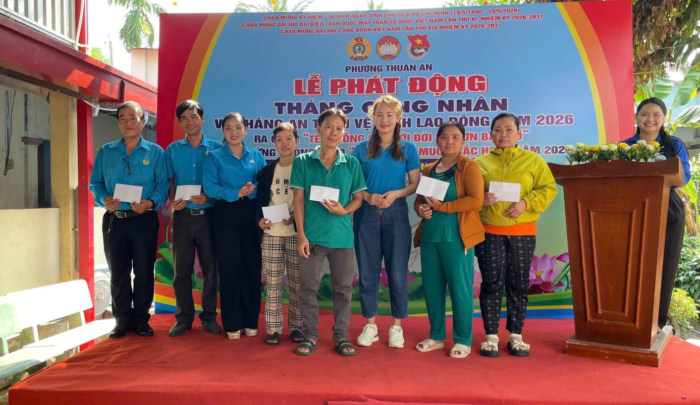 Đại biểu trao quà cho công nhân, lao động có hoàn cảnh khó khăn tại chương trình. Ảnh: Đình Trọng