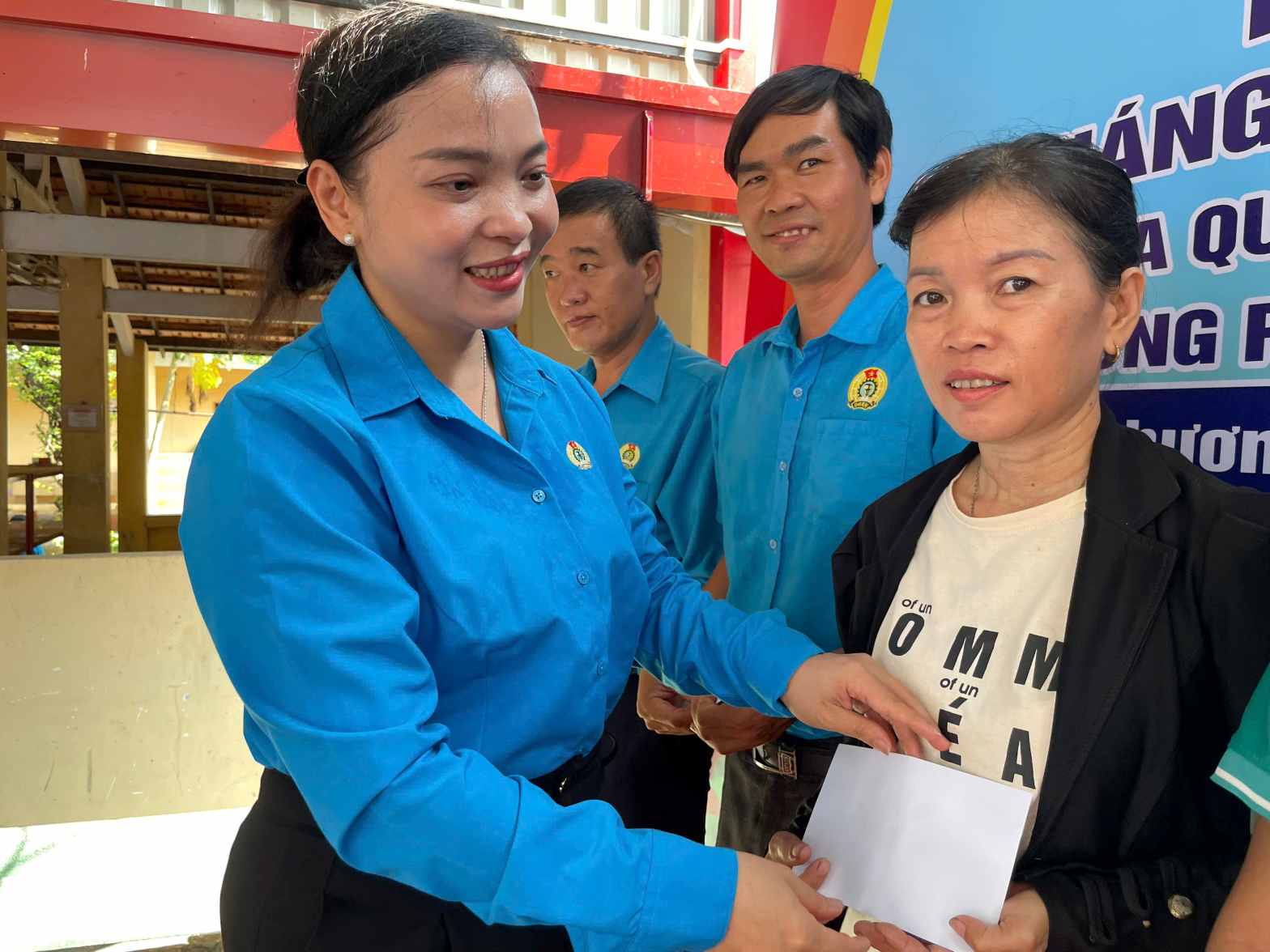 Ms. Huynh Thi Thu Thuy - Chairwoman of the Vietnam Fatherland Front Committee of Thuan An ward presents gifts to workers in difficult circumstances. Photo: Dinh Trong