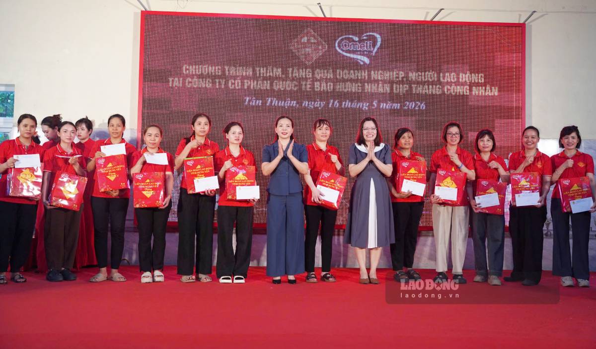 Workers and laborers in difficult circumstances are excited to receive gifts on the occasion of Workers' Month 2026. Photo: Luong Ha