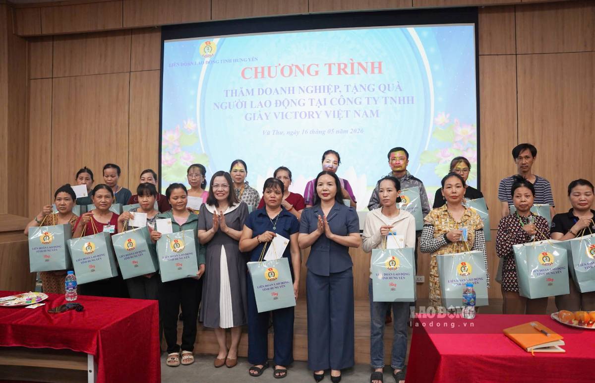 Đồng chí Phó Chủ tịch Thường trực Ủy ban MTTQ Việt Nam tỉnh Ngô Thị Kim Hoàn và lãnh đạo Liên đoàn Lao động tỉnh trao quà cho đoàn viên công đoàn, người lao động có hoàn cảnh khó khăn Công ty TNHH Giày Victory Việt Nam (xã Vũ Thư).