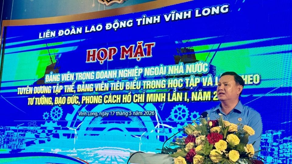 Mr. Nguyen Phuc Linh - Member of the Executive Committee of the Vietnam General Confederation of Labor, Provincial Party Committee Member, Vice Chairman of the Provincial Vietnam Fatherland Front Committee, Chairman of Vinh Long Provincial Labor Federation spoke at the meeting. Photo: Hoang Loc