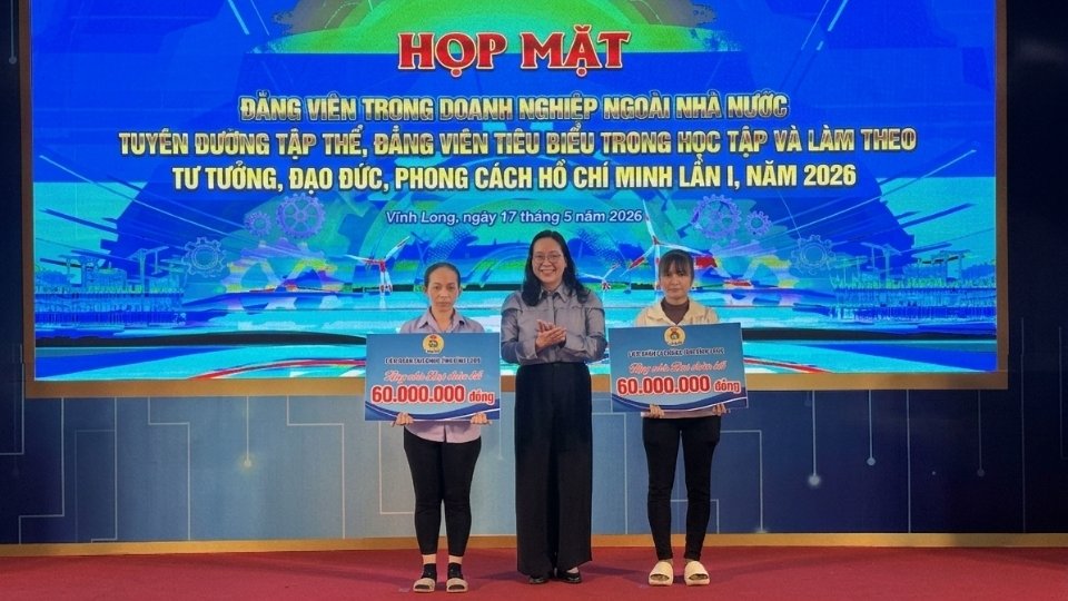 Bà Nguyễn Thị Hồng Nhung - Ủy viên Ban Thường vụ Tỉnh ủy, Phó Chủ tịch Thường trực Ủy ban MTTQ Việt Nam tỉnh Vĩnh Long trao bảng tượng trưng Nhà đại đoàn kết cho đảng viên công nhân có hoàn cảnh khó khăn. Ảnh: Hoàng Lộc