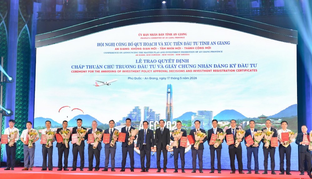 Trao Quyết định chấp thuận chủ trương đầu tư và Giấy chứng nhận đầu tư. Ảnh: Nguyên Anh
