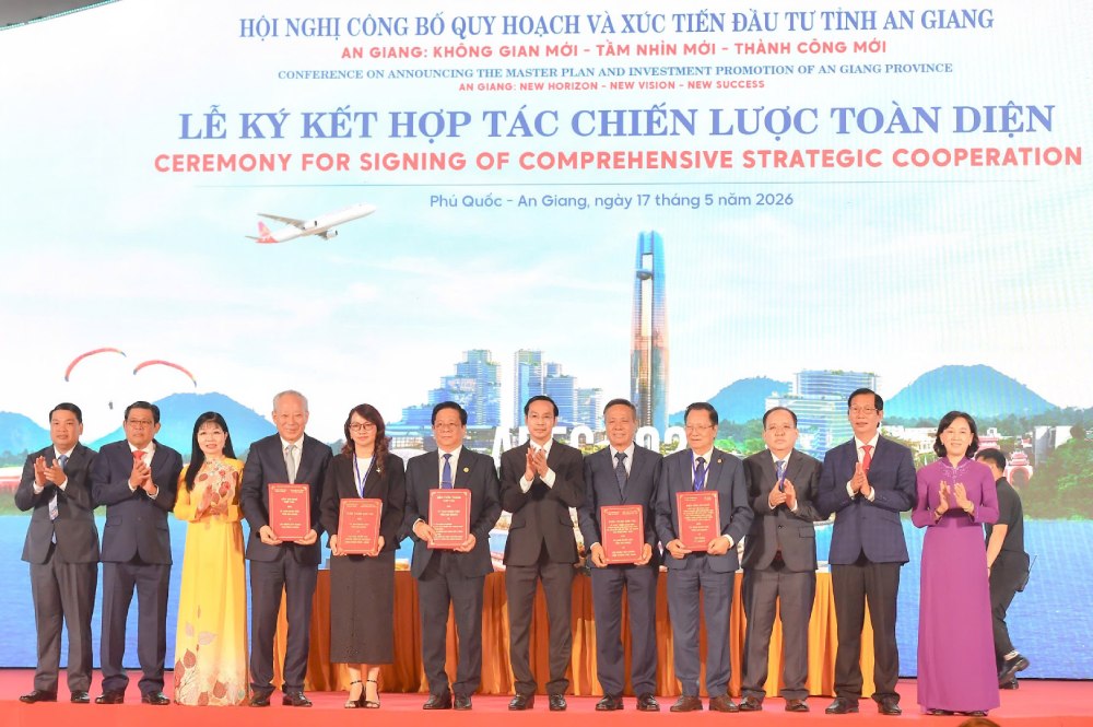 Ký kết hợp tác chiến lược toàn diện với các đơn vị. Ảnh: Nguyên Anh
