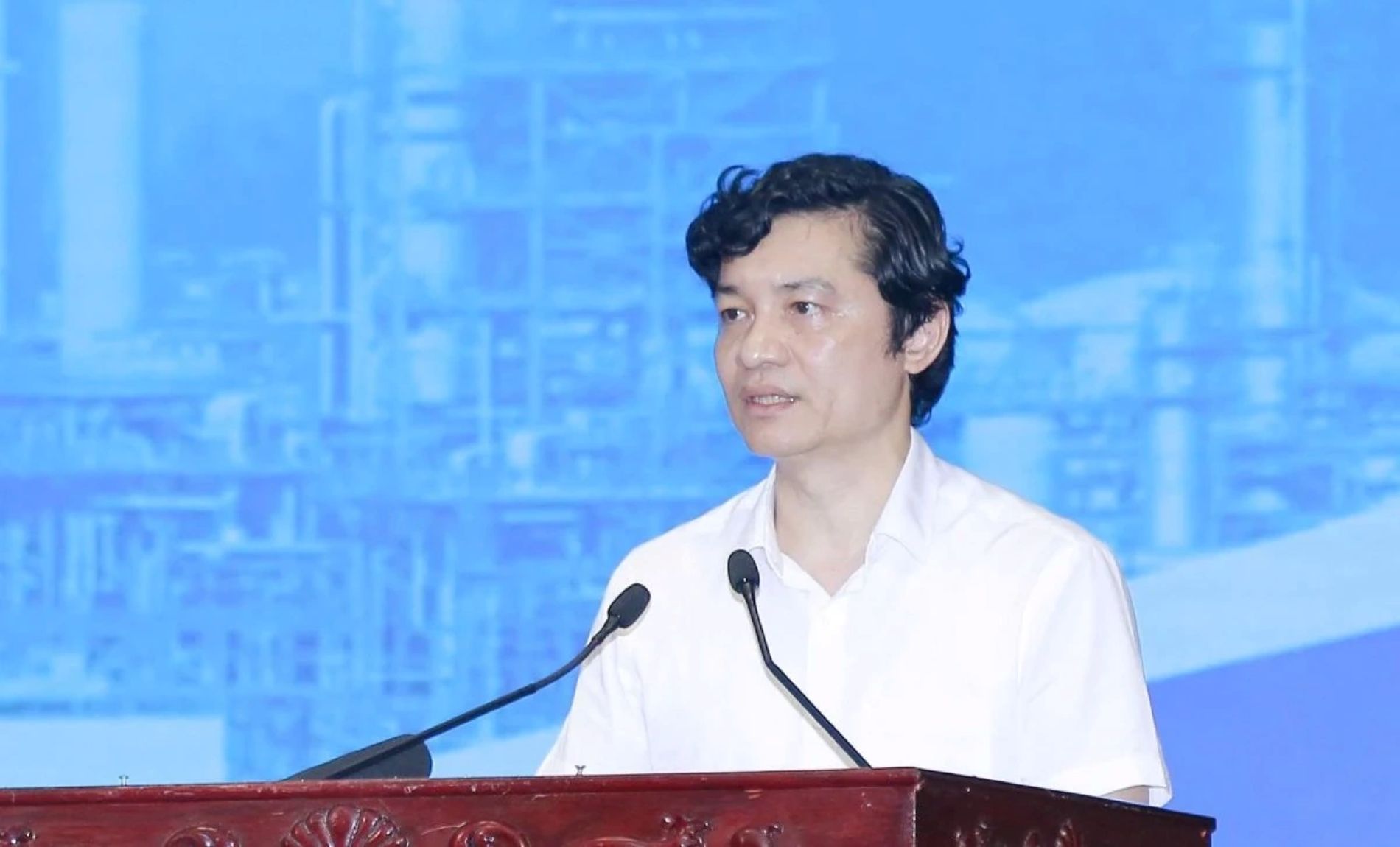 Ông Hoàng Ngọc Trung - Phó Giám đốc Sở Nội vụ trả lời câu hỏi của người lao động trả lời tại đối thoại. Ảnh: Quách Du