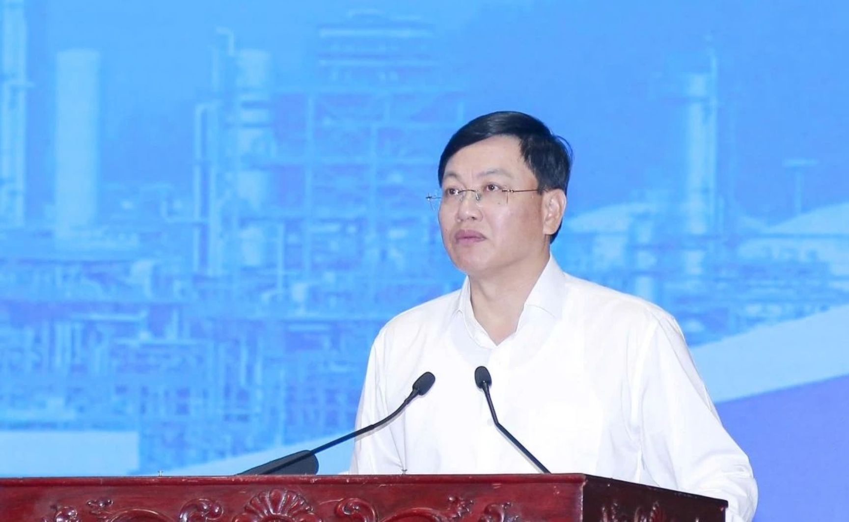 Mr. Mai Xuan Liem - Standing Vice Chairman of the Provincial People's Committee frankly answered workers at the dialogue. Photo: Xuan Hung
