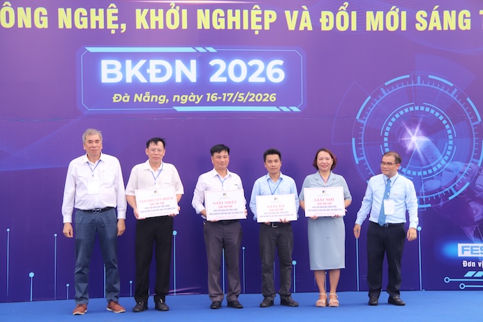 Trao hàng loạt giải thưởng cho các cá nhân, tập thể có thành tích xuất sắc trong hoạt động nghiên cứu khoa học, công nghệ. Ảnh: Nguyễn Linh