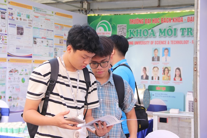 Ngày hội năm nay có gần 500 đề tài nghiên cứu khoa học của sinh viên. Ảnh: Nguyễn Linh