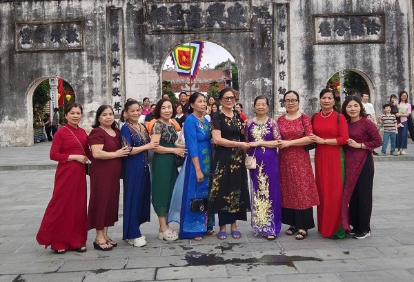 Ms. Nguyen Thi Uyen (2nd from the left) and retired officials feel excited that their pensions will increase from July 2026. Photo: Xuyen Dong