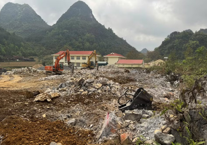 Mặt bằng thi công quá nhiều đá núi cũng khiến tiến độ xây dựng các trường nội trú liên cấp không được như mong đợi. Ảnh: Thành Vinh