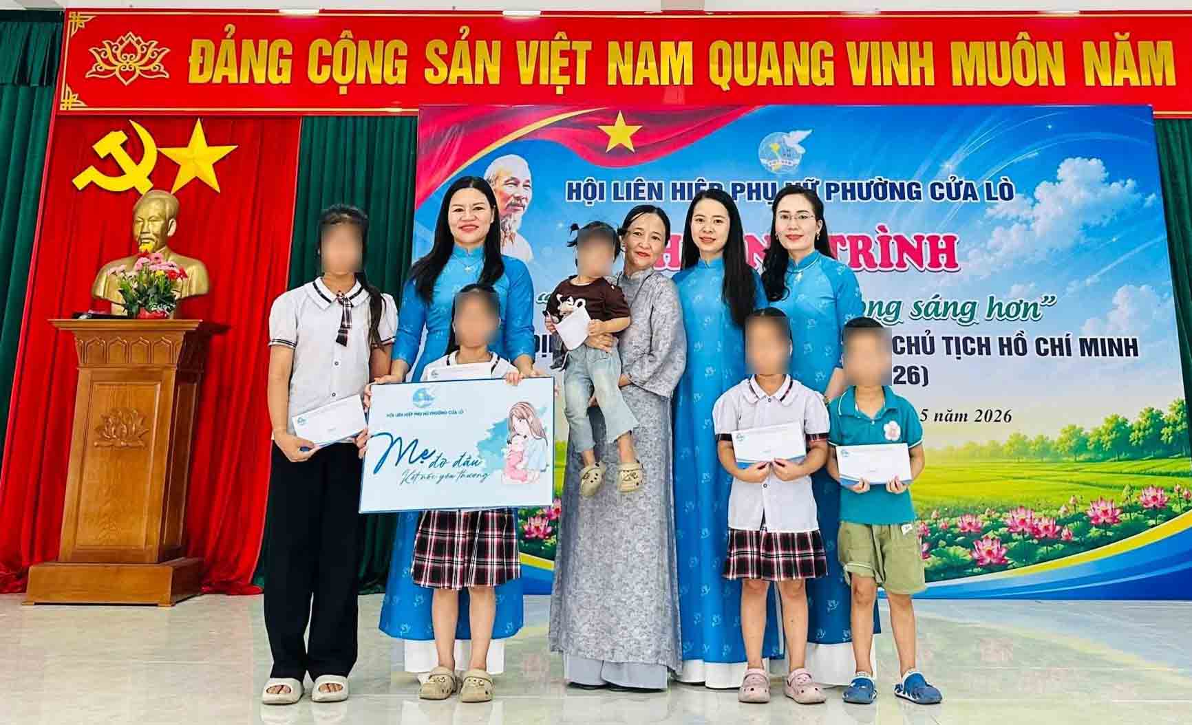 The program "Thinking about Uncle Ho makes our hearts brighter" spreads the feelings and responsibility of women's union members in Cua Lo ward towards Uncle Ho. Photo: Mai Ngan