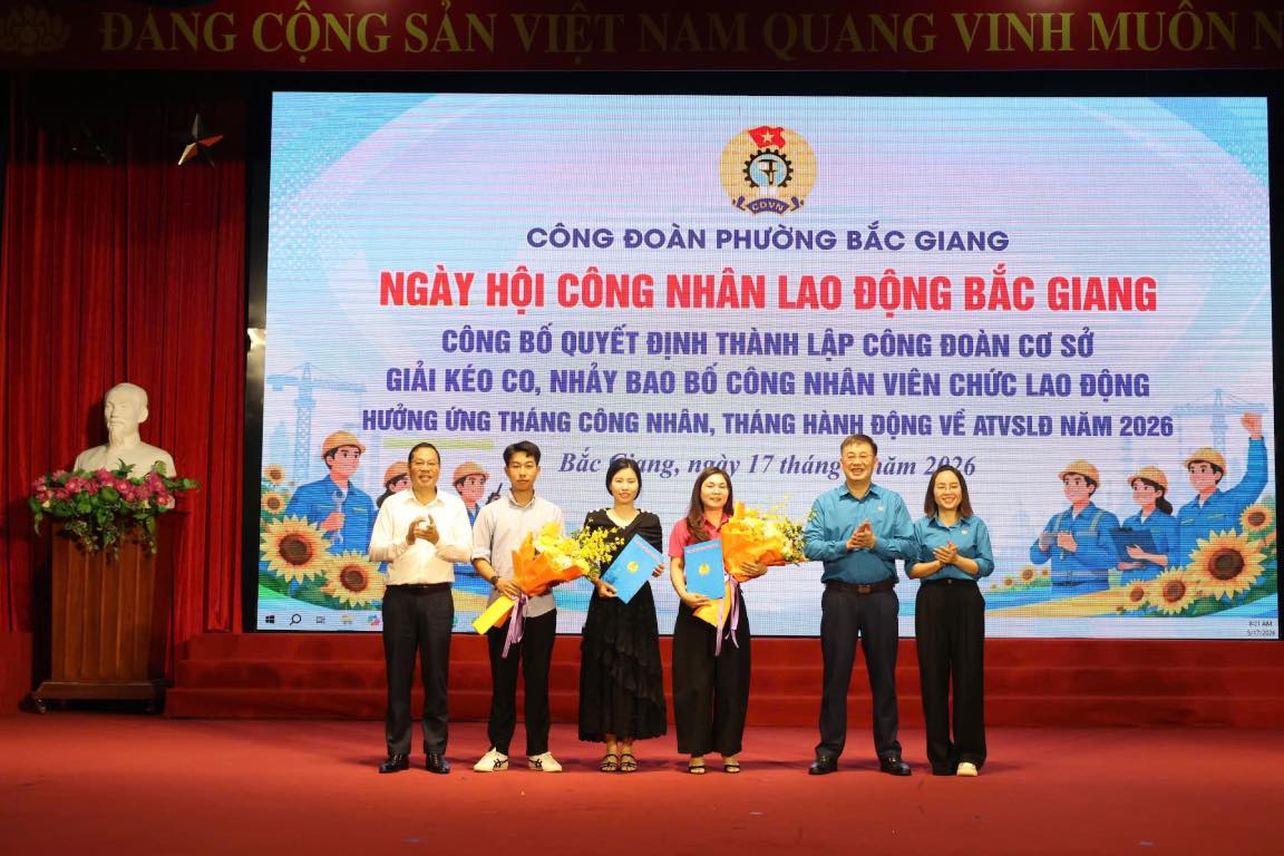 Lãnh đạo Liên đoàn Lao động tỉnh Bắc Ninh tặng hoa, trao quyết định thành lập 2 công đoàn cơ sở. Ảnh: Quyết Chiến 