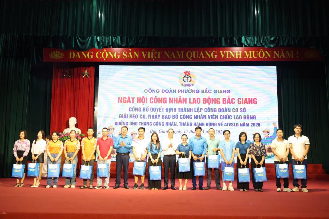 Leaders of the Bac Ninh Provincial Labor Federation present gifts to workers. Photo: Quyet Chien