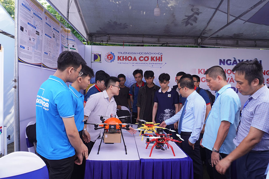 L'Université polytechnique de Da Nang expose de nombreux produits technologiques lors de la journée de la création. Photo: Tran Thi