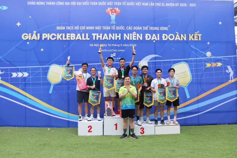 The Organizing Committee awarded prizes in the men's doubles event of the 2026 National Fatherland Front Youth Pickleball Tournament, Central Agencies. Photo: Hoang Nam