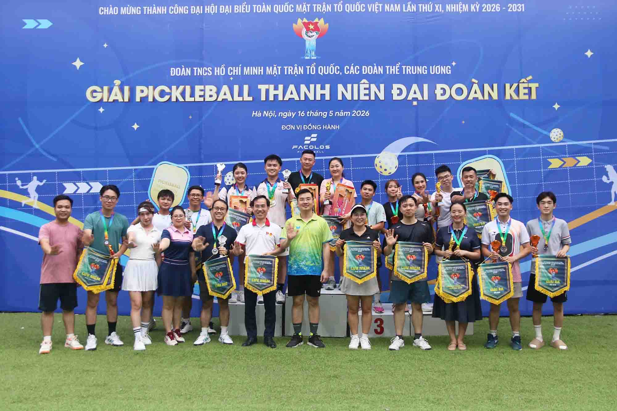 Ban Tổ chức trao giải cho các vận động viên và cờ lưu niệm cho các đoàn tham gia. Ảnh: Hoàng Nam. 