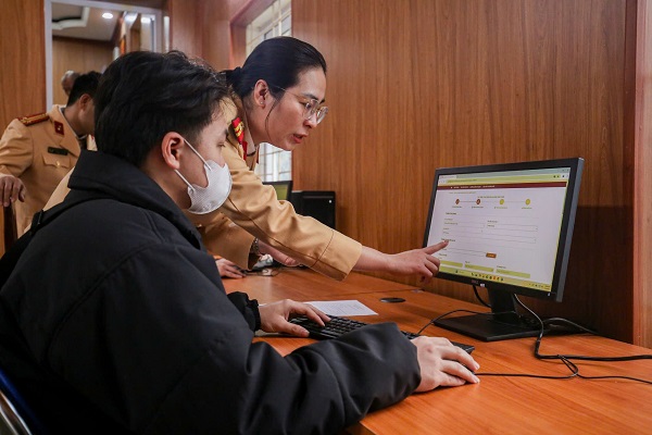 Traffic police guide people to change driver's licenses. Photo: Xuyen Dong