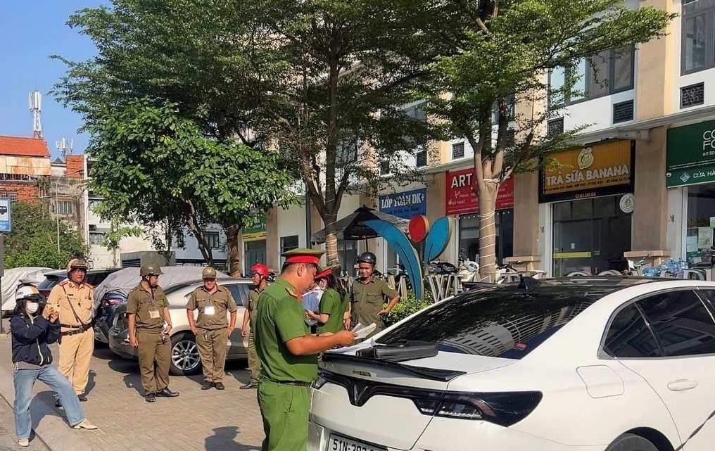 Lực lượng chức năng ra quân xử lý lấn chiếm vỉa hè trên đường Phan Chu Trinh, phường Tăng Nhơn Phú. Ảnh: Đông Hoàng