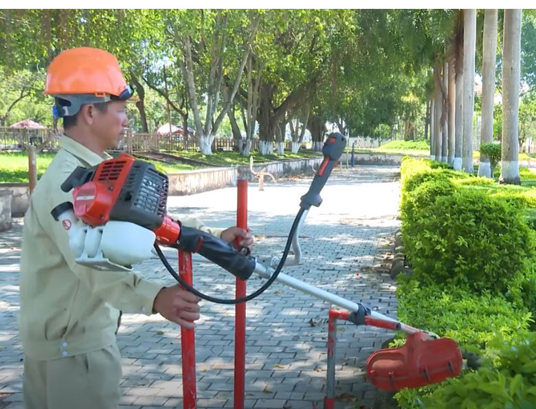 The edge tree pruning machine initiative helps workers save many working hours. Photo: Thanh Tuan