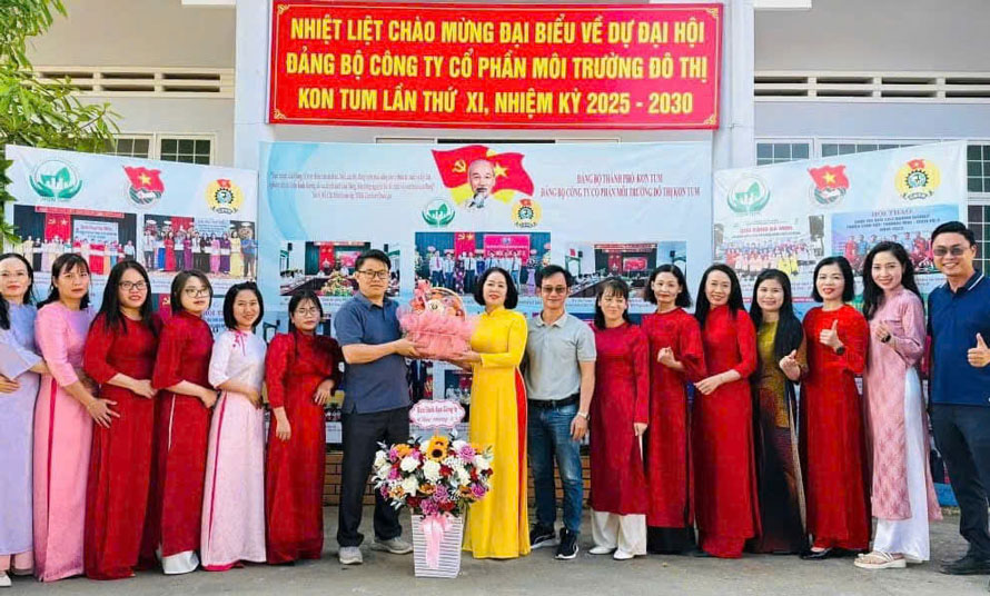 Công ty ghi nhận các phản ánh của người dân để sớm xử lý triệt để, đảm bảo môi trường sạch đẹp. Ảnh: Thanh Tuấn 