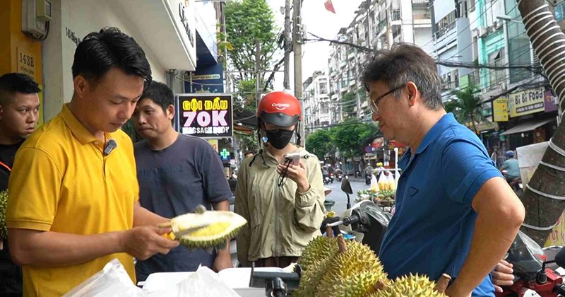 Sầu riêng giá rẻ đổ bộ TP.HCM, sức mua tăng mạnh