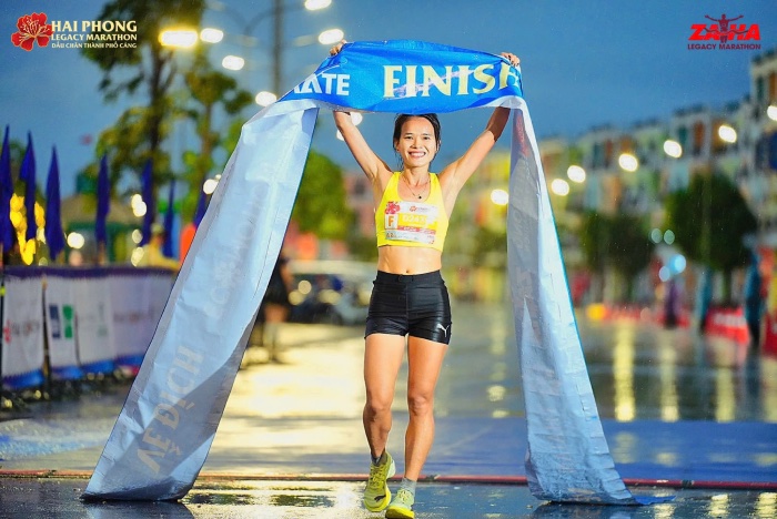 Hồng Lệ vô địch nội dung 42km nữ tại Hải Phòng Legacy Marathon 2026. Ảnh: HPLM
