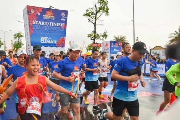 Phó Thủ tướng Lê Tiến Châu trực tiếp tham gia đường chạy. Ảnh: HPLM
