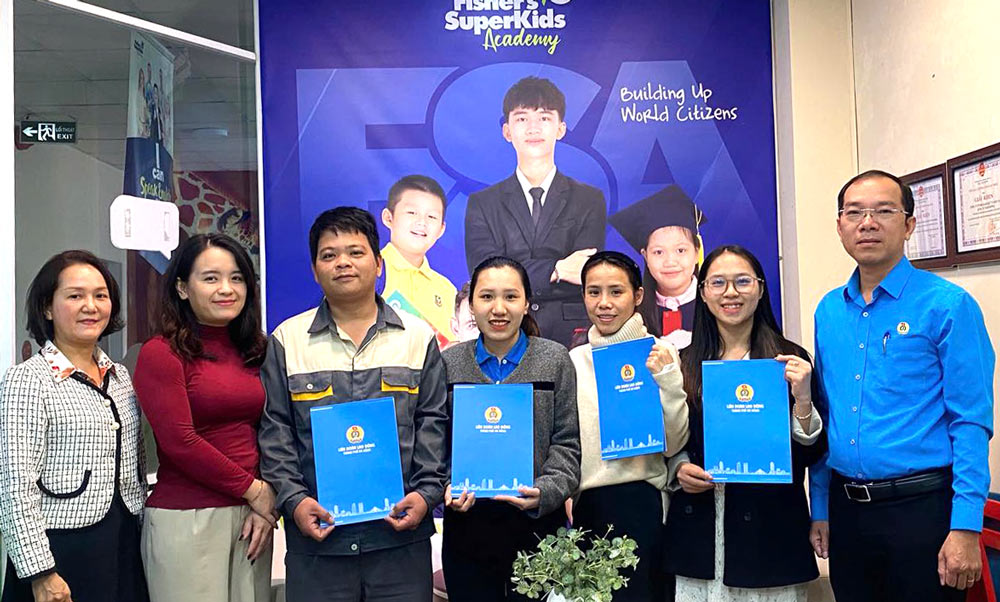 Công đoàn phường Hải Châu đã tổ chức đoàn công tác đến thăm và trao hỗ trợ cho người lao động ở các doanh nghiệp chưa có tổ chức Công đoàn. Ảnh: Công đoàn Hải Châu
