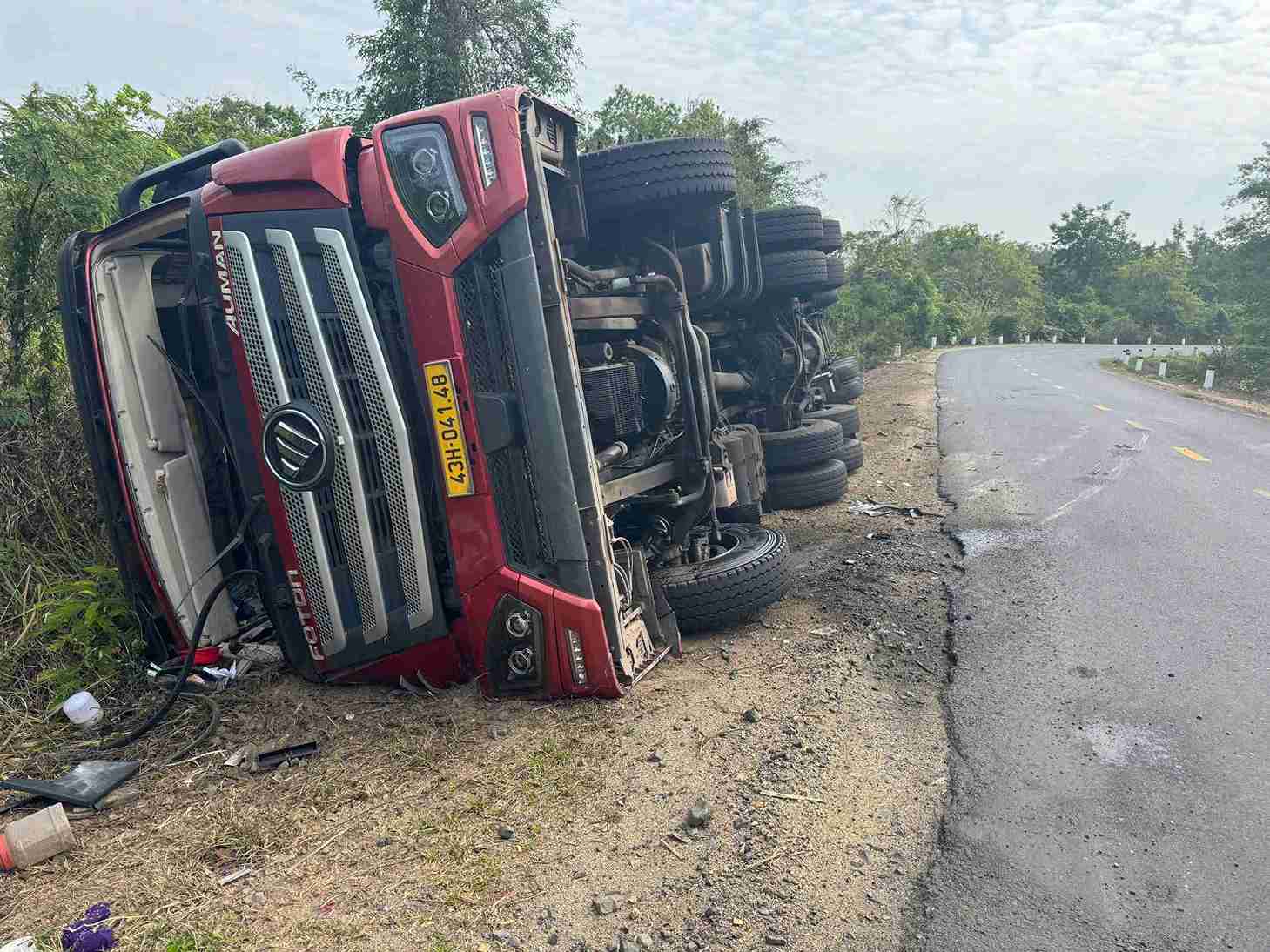 The driver lost control of the vehicle, causing the tractor truck to overturn on National Highway 29 (Dak Lak province). Photo: Police provided