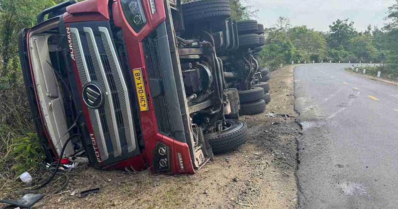 Xe đầu kéo lật trên QL29 do sương mù, giao thông ách tắc